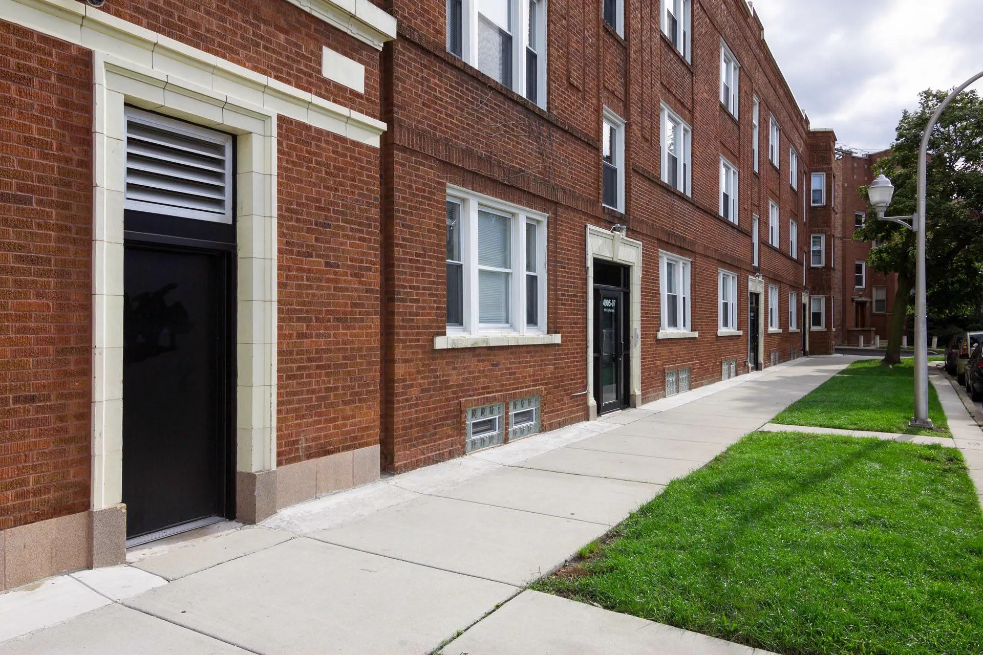 4905-07 W Cuyler Ave entrance
