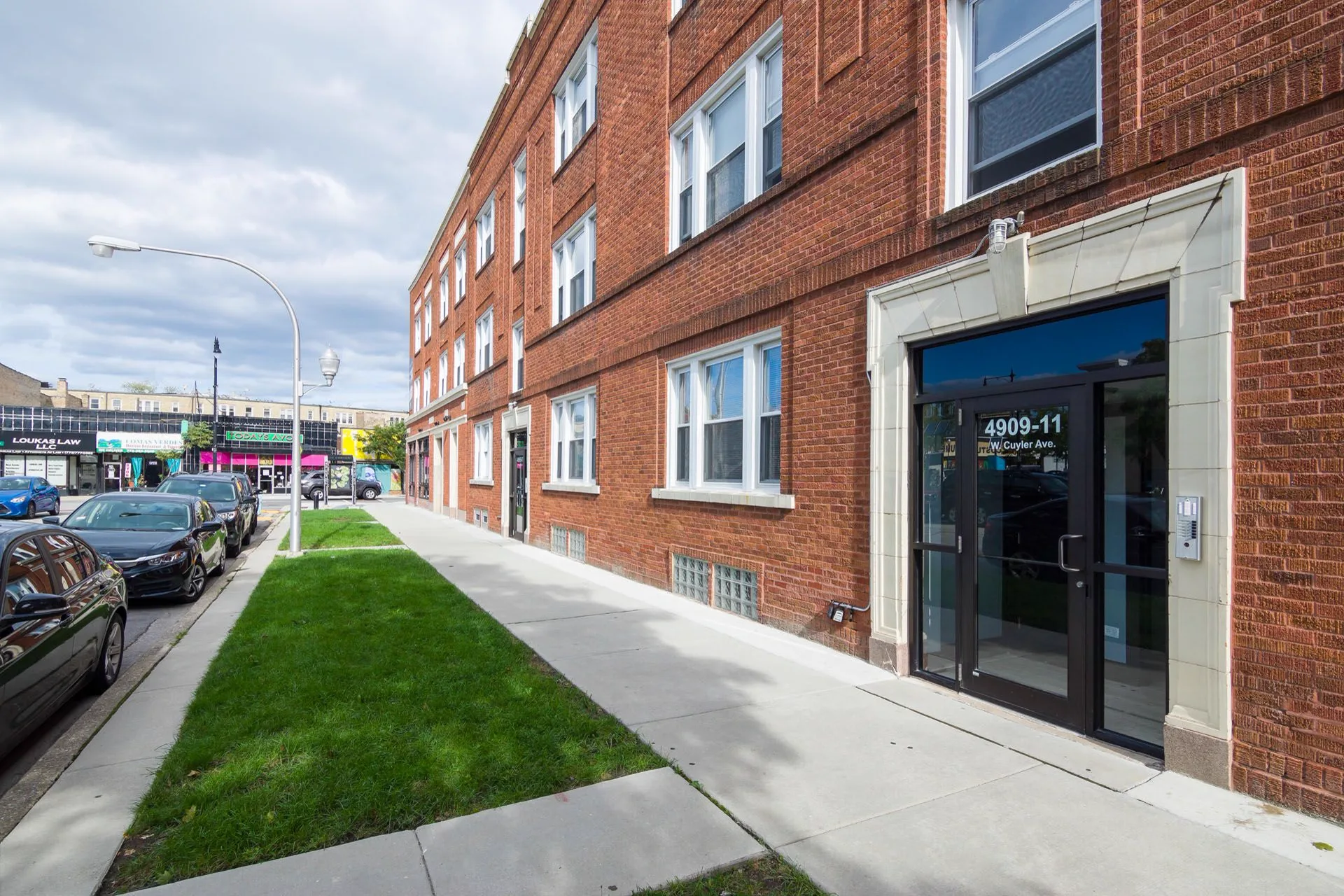 4909-11 W Cuyler Ave entrance